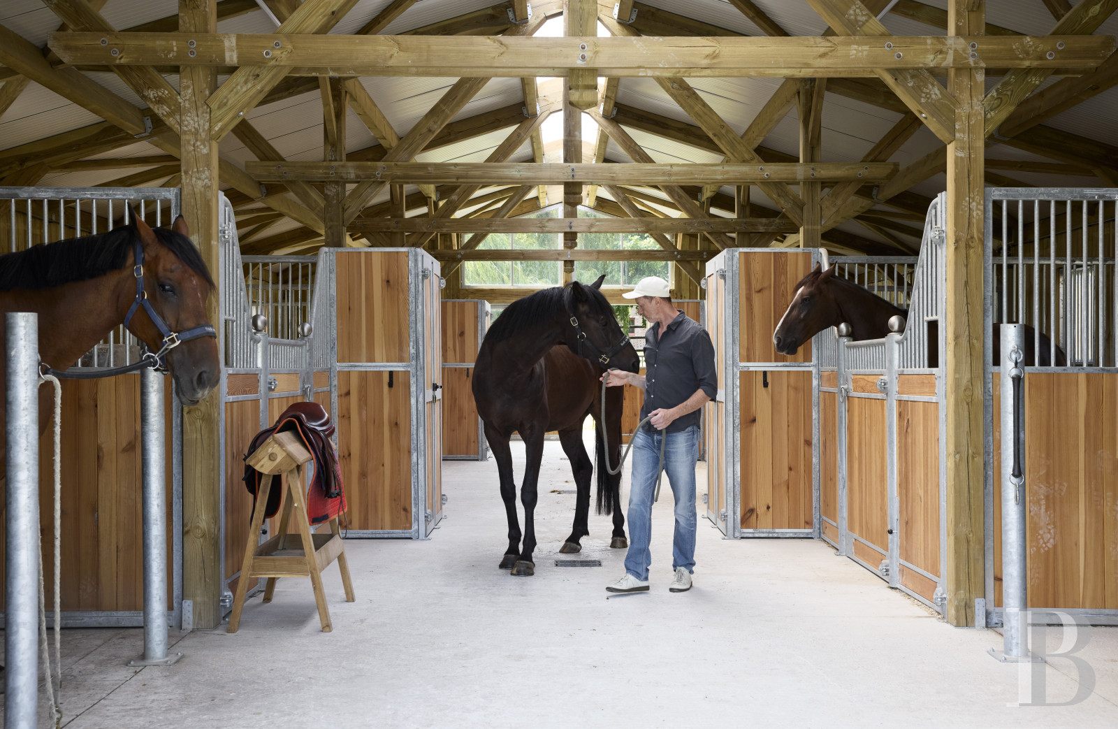 En Pays d’Auge, non loin de Lisieux, une ancienne ferme du 19e siècle transformée en paradis équestre - photo  n°3